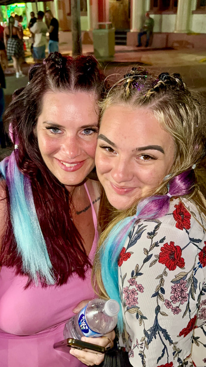 Picture of a mother-daughter on vacation with braid hairstyle in downtown daytona beach